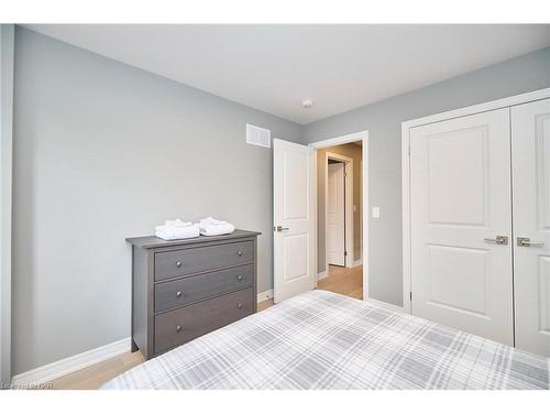 5746 Murray Street, Niagara Falls, ON - Indoor Photo Showing Bedroom