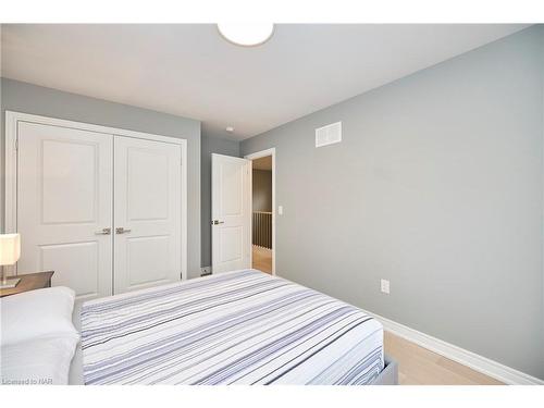 5746 Murray Street, Niagara Falls, ON - Indoor Photo Showing Bedroom
