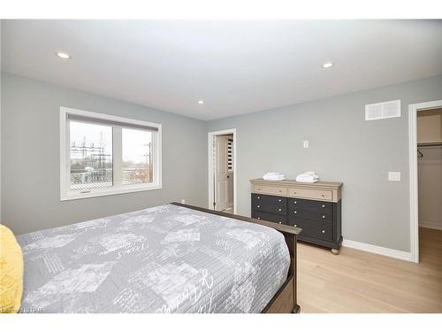 5746 Murray Street, Niagara Falls, ON - Indoor Photo Showing Bedroom