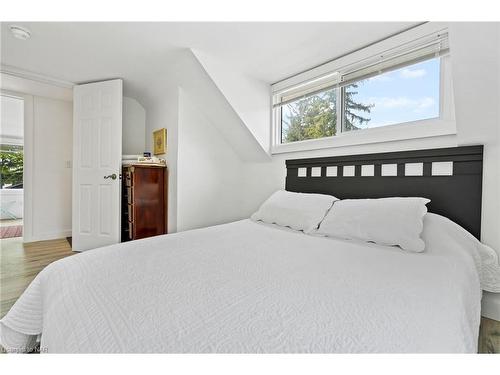 377 Cambridge Road W, Crystal Beach, ON - Indoor Photo Showing Bedroom