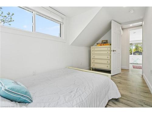 377 Cambridge Road W, Crystal Beach, ON - Indoor Photo Showing Bedroom