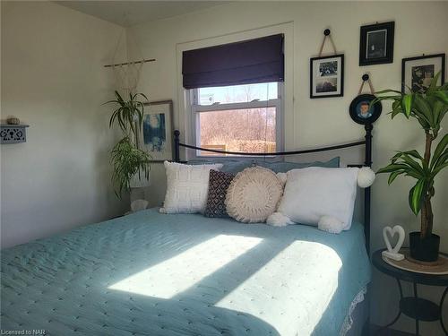 621 Bidwell Parkway, Fort Erie, ON - Indoor Photo Showing Bedroom
