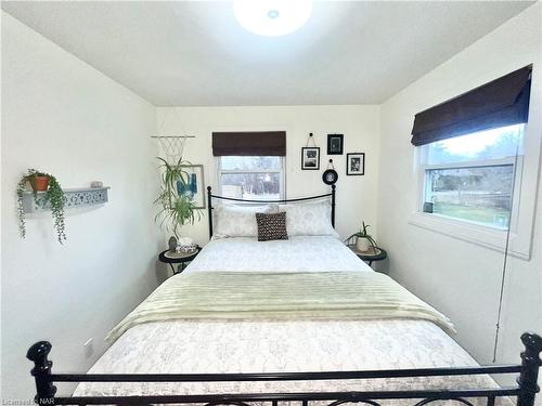 621 Bidwell Parkway, Fort Erie, ON - Indoor Photo Showing Bedroom