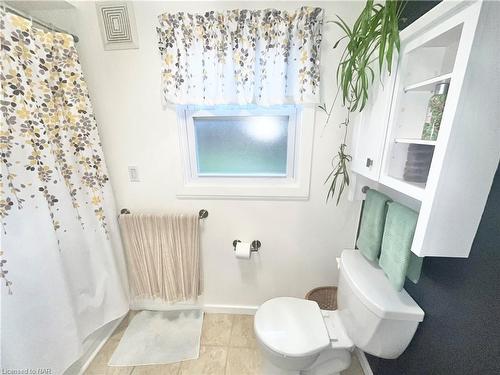 621 Bidwell Parkway, Fort Erie, ON - Indoor Photo Showing Bathroom
