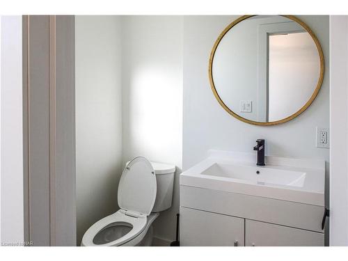 2 Florence Street, St. Catharines, ON - Indoor Photo Showing Bathroom