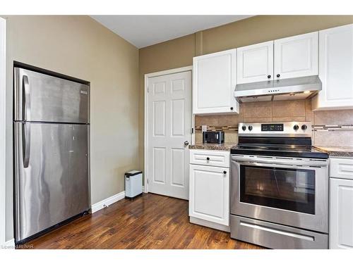186 Price Avenue, Welland, ON - Indoor Photo Showing Kitchen