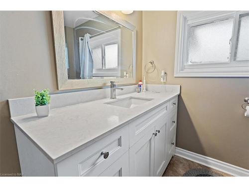 186 Price Avenue, Welland, ON - Indoor Photo Showing Bathroom
