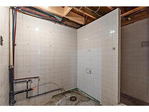 186 Price Avenue, Welland, ON - Indoor Photo Showing Bathroom