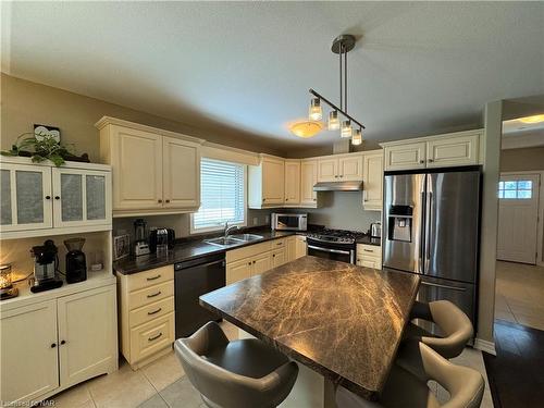 82 Parkside Drive, St. Catharines, ON - Indoor Photo Showing Kitchen With Double Sink