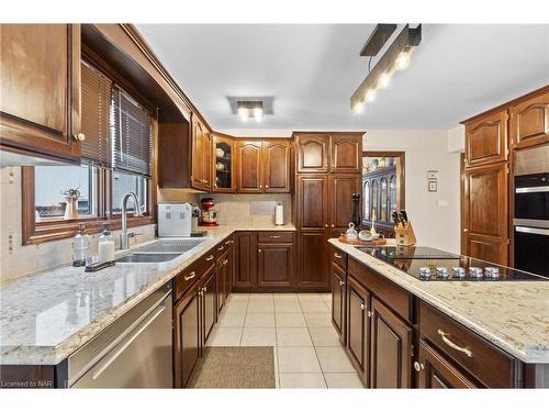 19 Southgate Circle, St. Catharines, ON - Indoor Photo Showing Kitchen With Double Sink