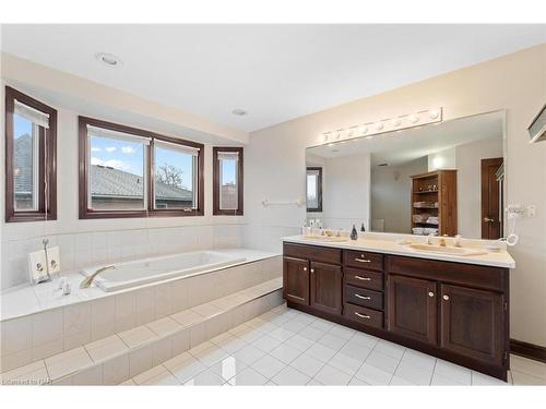 19 Southgate Circle, St. Catharines, ON - Indoor Photo Showing Bathroom