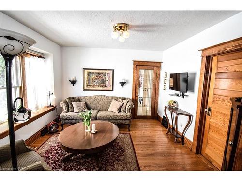 56 Woodland Avenue, St. Catharines, ON - Indoor Photo Showing Living Room