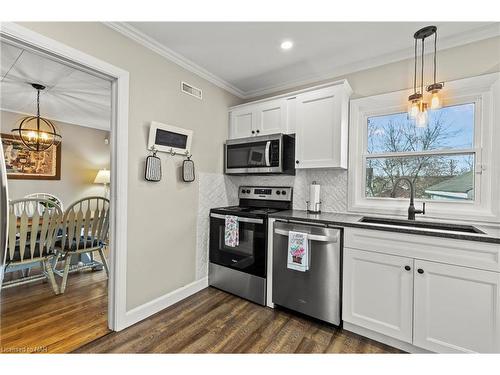 19 Fairburn Avenue, St. Catharines, ON - Indoor Photo Showing Kitchen With Stainless Steel Kitchen