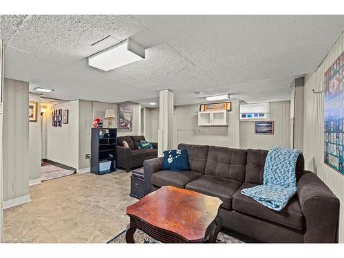 19 Fairburn Avenue, St. Catharines, ON - Indoor Photo Showing Living Room