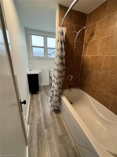 21 Brighton Avenue, St. Catharines, ON - Indoor Photo Showing Bathroom