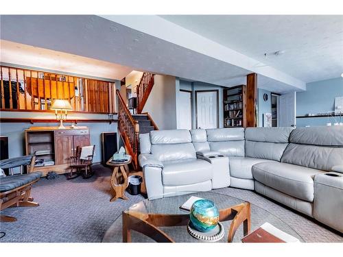 19 Windle Village Crescent, Thorold, ON - Indoor Photo Showing Living Room