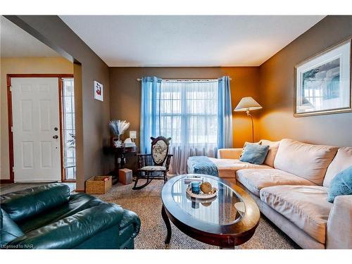 19 Windle Village Crescent, Thorold, ON - Indoor Photo Showing Living Room