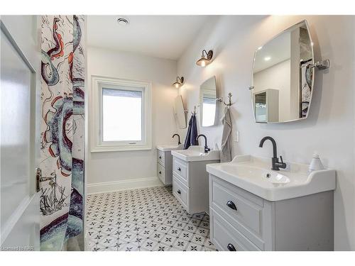 135 Gate Street, Niagara-On-The-Lake, ON - Indoor Photo Showing Bathroom