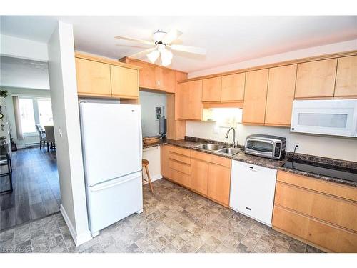 23-4 Nova Crescent, Welland, ON - Indoor Photo Showing Kitchen With Double Sink