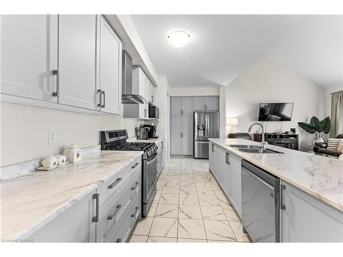12 Explorer Way, Thorold, ON - Indoor Photo Showing Kitchen With Double Sink