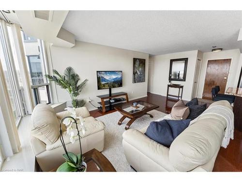 902-81 Scott Street, St. Catharines, ON - Indoor Photo Showing Living Room