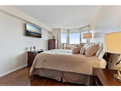 902-81 Scott Street, St. Catharines, ON - Indoor Photo Showing Bedroom