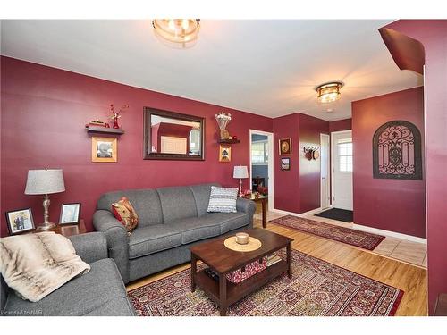 6695 Randy Drive, Niagara Falls, ON - Indoor Photo Showing Living Room