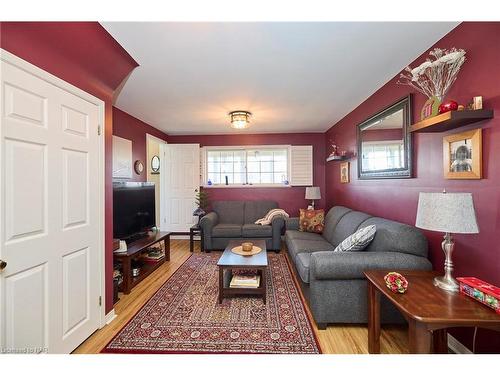 6695 Randy Drive, Niagara Falls, ON - Indoor Photo Showing Living Room