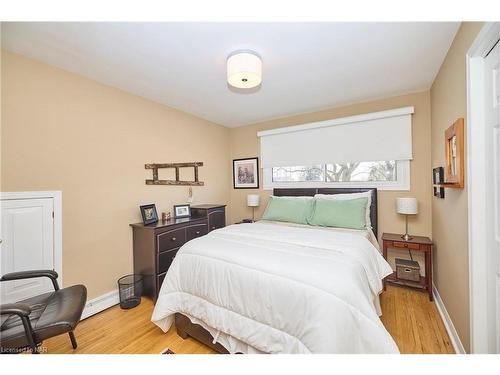 6695 Randy Drive, Niagara Falls, ON - Indoor Photo Showing Bedroom