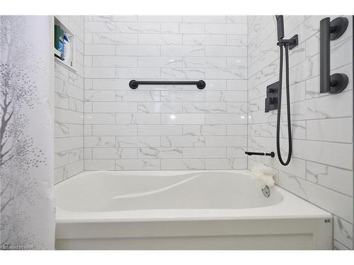 6695 Randy Drive, Niagara Falls, ON - Indoor Photo Showing Bathroom