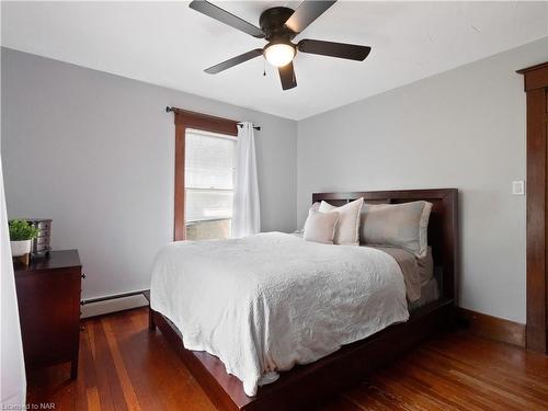 6174 Dawlish Avenue, Niagara Falls, ON - Indoor Photo Showing Bedroom