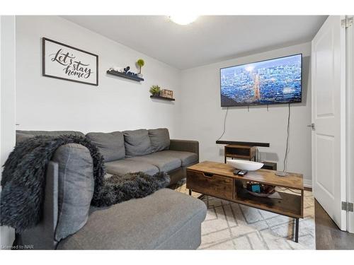 98-6705 Cropp Street, Niagara Falls, ON - Indoor Photo Showing Living Room