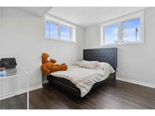 98-6705 Cropp Street, Niagara Falls, ON - Indoor Photo Showing Bedroom