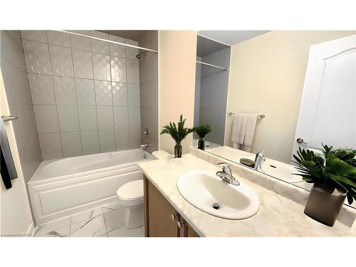 50 Rowlock Street, Welland, ON - Indoor Photo Showing Bathroom