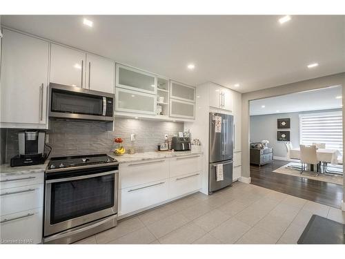 60 Melissa Crescent, Welland, ON - Indoor Photo Showing Kitchen With Upgraded Kitchen