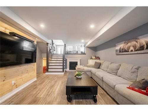 60 Melissa Crescent, Welland, ON - Indoor Photo Showing Living Room
