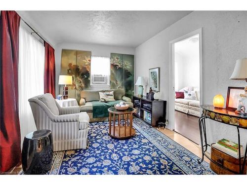 5-5 1/2 Abbey Avenue, St. Catharines, ON - Indoor Photo Showing Living Room
