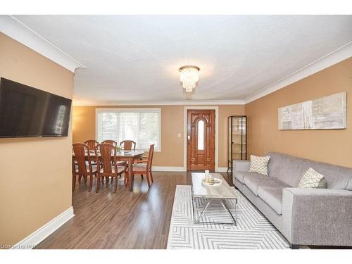 2943 St Paul Avenue, Niagara Falls, ON - Indoor Photo Showing Living Room