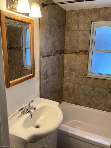 6023 Montrose Road, Niagara Falls, ON - Indoor Photo Showing Bathroom