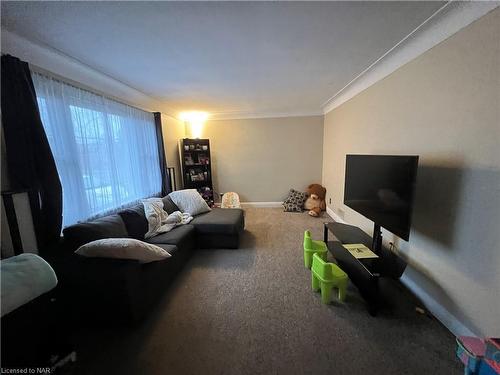 6023 Montrose Road, Niagara Falls, ON - Indoor Photo Showing Living Room