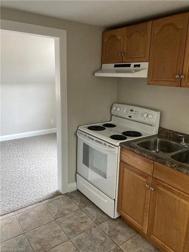 6023 Montrose Road, Niagara Falls, ON - Indoor Photo Showing Kitchen With Double Sink