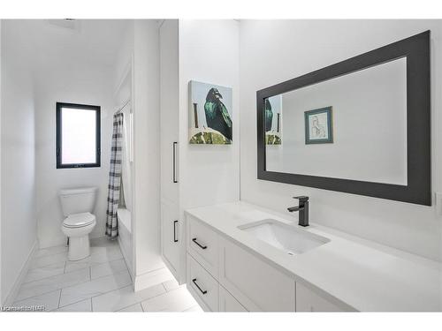 1007 Clare Avenue, Fonthill, ON - Indoor Photo Showing Bathroom