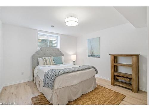 1007 Clare Avenue, Fonthill, ON - Indoor Photo Showing Bedroom