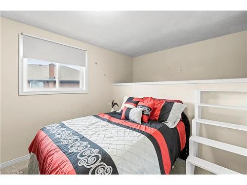 87 College Park Drive, Welland, ON - Indoor Photo Showing Bedroom