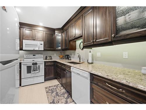 32-67 Linwell Road, St. Catharines, ON - Indoor Photo Showing Kitchen With Double Sink