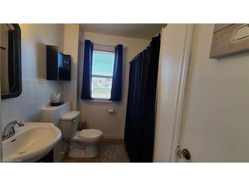 Upper-5367 Kitchener Street, Niagara Falls, ON - Indoor Photo Showing Bathroom