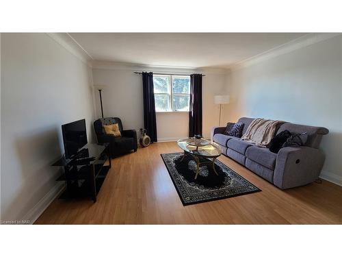 Upper-5367 Kitchener Street, Niagara Falls, ON - Indoor Photo Showing Living Room