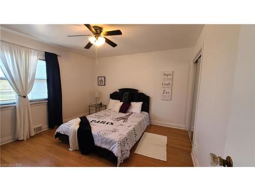 Upper-5367 Kitchener Street, Niagara Falls, ON - Indoor Photo Showing Bedroom