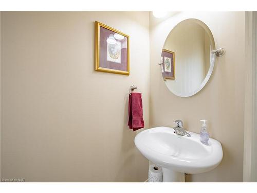 16-409 Niagara Street, St. Catharines, ON - Indoor Photo Showing Bathroom