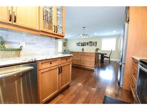 7710 Preakness Street, Niagara Falls, ON - Indoor Photo Showing Kitchen With Upgraded Kitchen